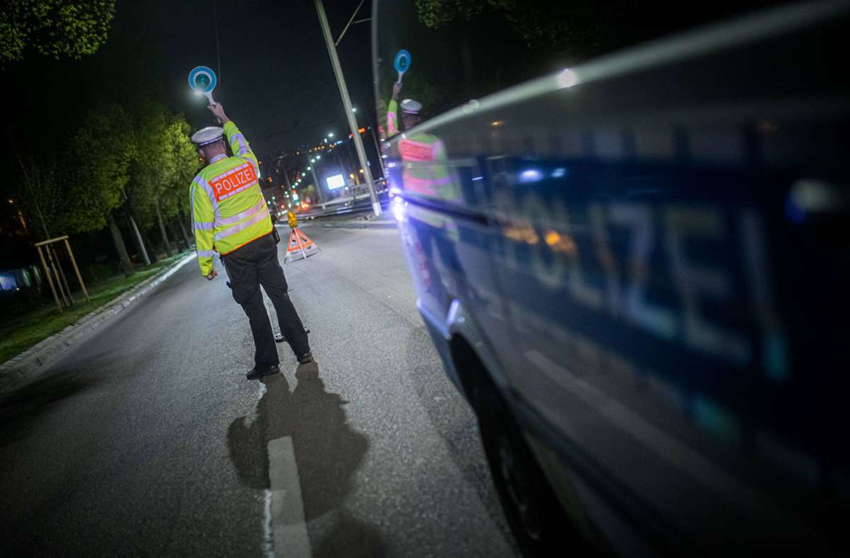 Etwa 70 Polizisten waren in der Nacht auf Sonntag im Einsatz, um die Einhaltung der Corona-Regeln zu überwachen.
