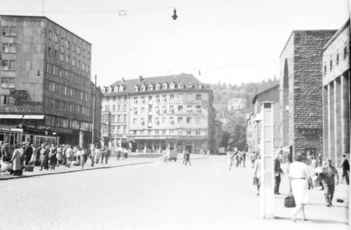 Der Platz vor dem Hauptbahnhof hieß 1942 noch Hindenburgplatz. In der Bildergalerie zeigen wir Eindrücke aus der Gegend rund um den „Nabel Schwabens“ vor den Zerstörungen des Zweiten Weltkriegs.