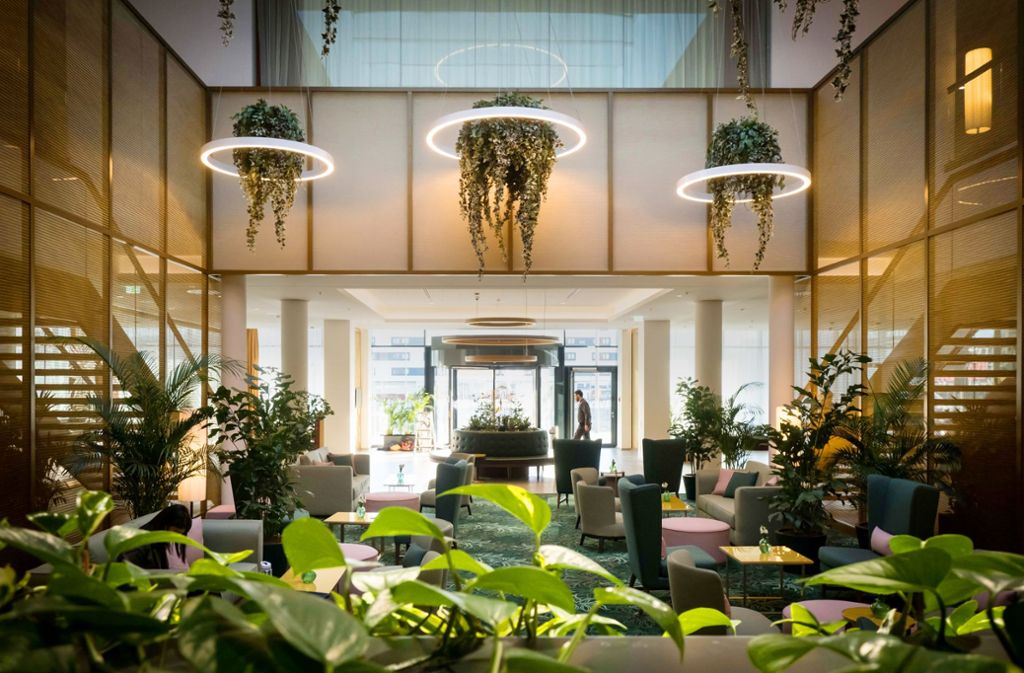 Der Eingangsbereich des neuen Mövenpick-Hotels: Unter dem Einfluss des Designers Matteo Thun wurde er als grüne Oase konzipiert. Foto: Lichtgut/Achim Zweygarth