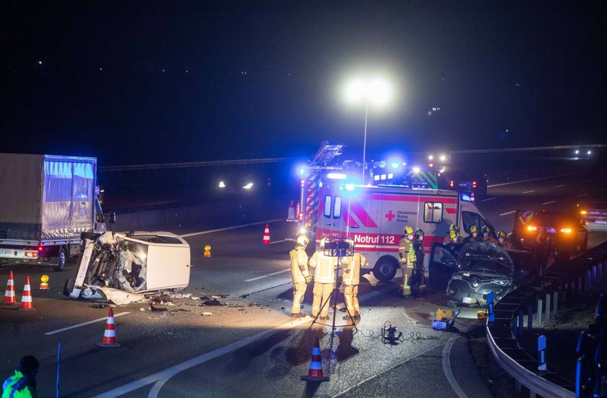 Feuerwehr und Rettungskräfte waren nach dem Unfall auf der A8 bei Rutesheim im Einsatz. Foto: 7aktuell.de/ Simon Adomat