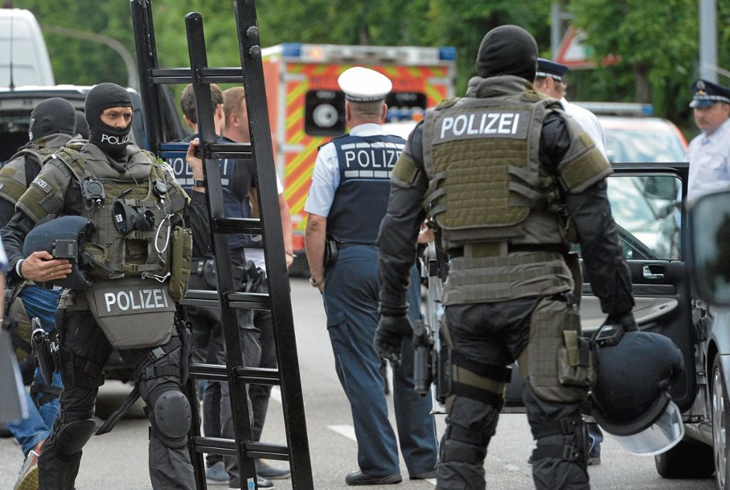 Das SEK aus Göppingen kurz vor dem Zugriff im Stuttgarter Osten. Um ihre Identität zu schützen, sind sie während der Einsätze maskiert. Foto: dpa
