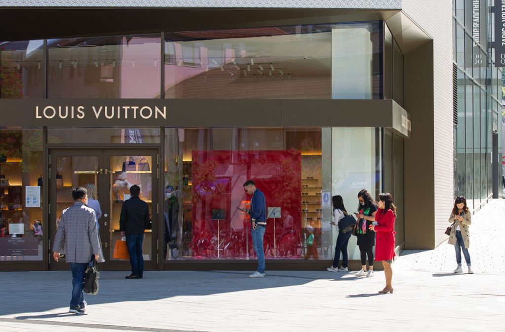Krise? Eine Schlange vor dem Louis-Vuitton-Store in Stuttgart. Foto: Leif Piechowski/Leif-Hendrik Piechowski
