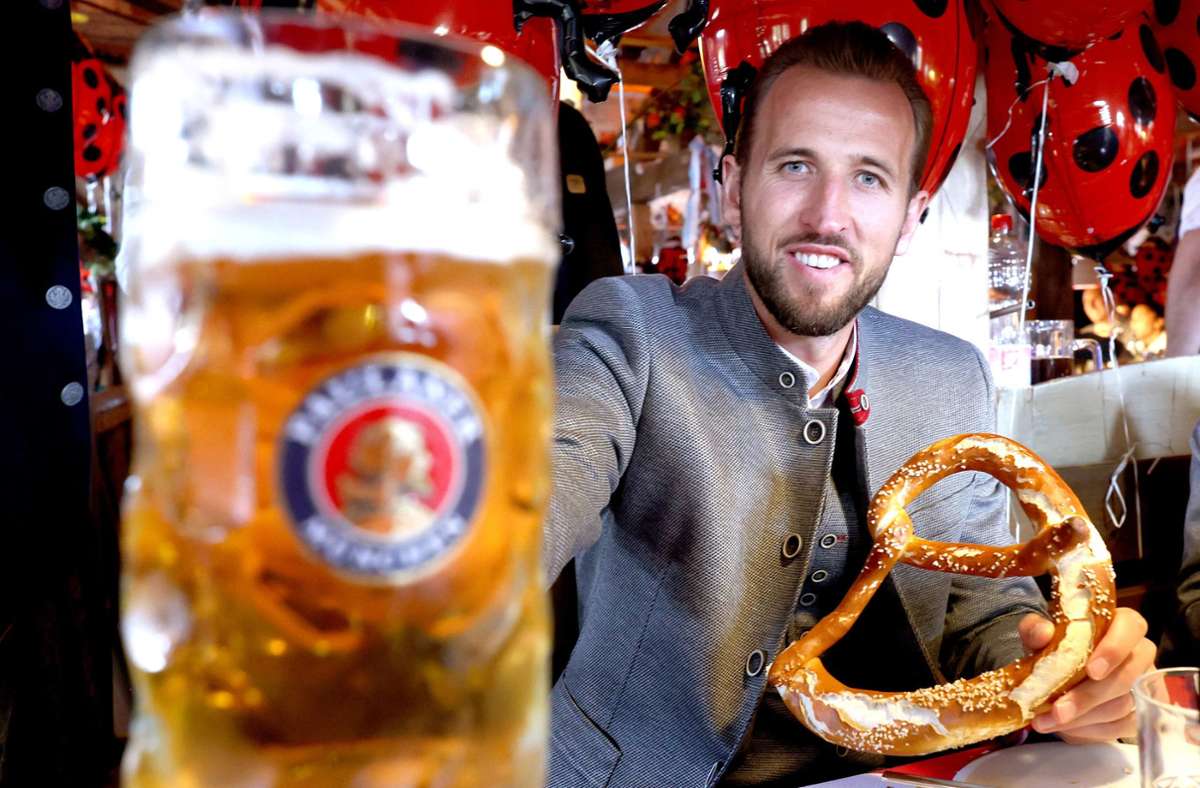 Sieg des FC Bayern München: Harry Kane feiert auf dem Oktoberfest