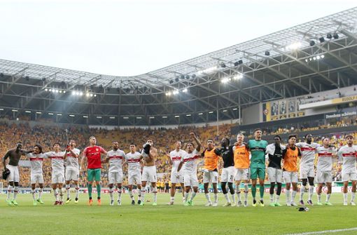 Die VfB-Spieler jubeln in Dresden vor ihrer Fankurve Foto: Baumann