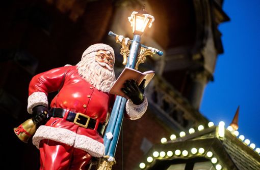 Auf den kleinen Weihnachtsmärkten in den Stadtteilen können sich die Stuttgarterinnen und Stuttgarter auf das große Fest einstimmen. Foto: Hauke-Christian Dittrich/dpa