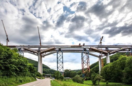 Arbeiten an der Filstalbrücke sind ein Grund dafür, dass die A 8 gesperrt werden muss. Foto: Horst Rudel
