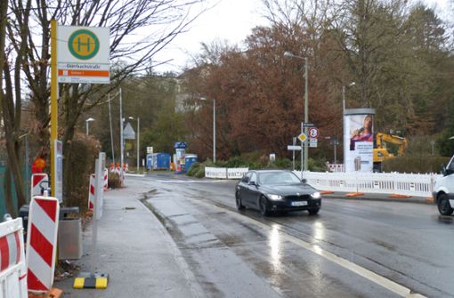 Für 650 000 Euro werden die Bushaltestellen barrierefrei umgestaltet und die marode Rohrackerstraße auf einer Länge von mehreren Hundert Metern saniert. Foto: Alexander Müller