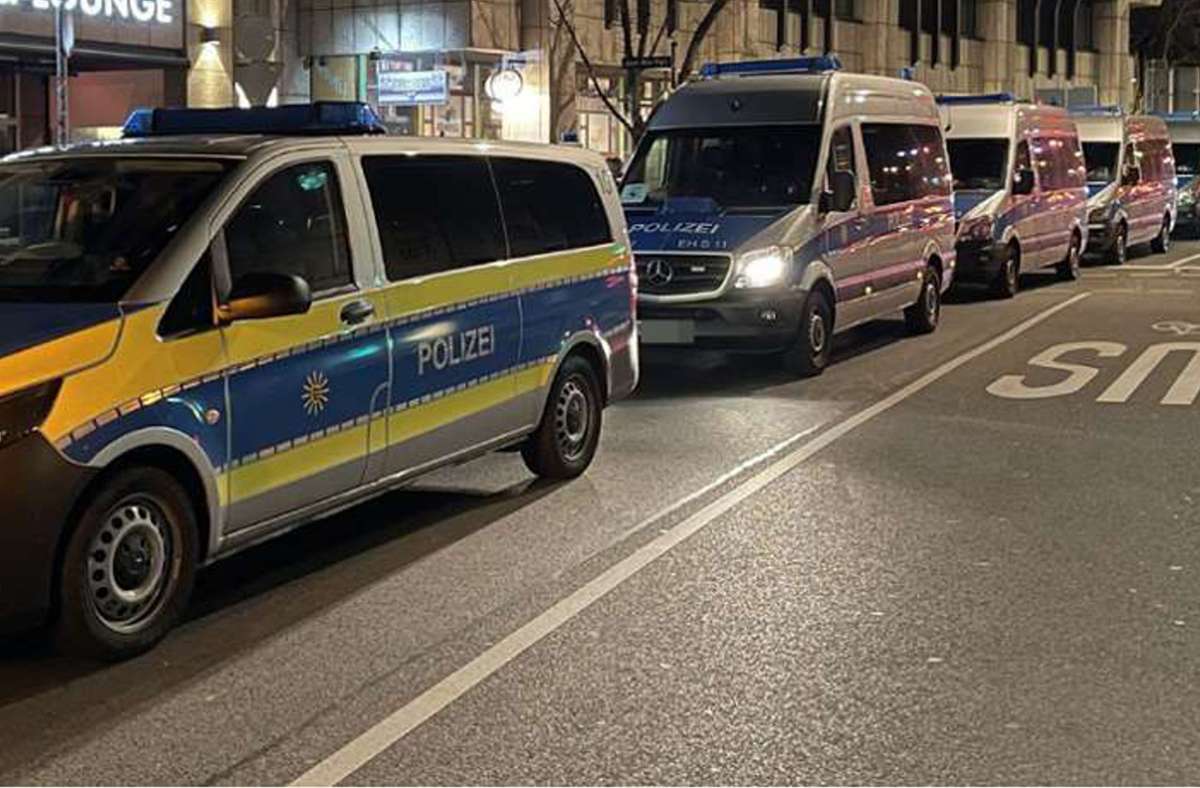 Nach Schüssen in der Region: Polizei kontrolliert in der Nacht rund 100 Menschen in Stuttgart