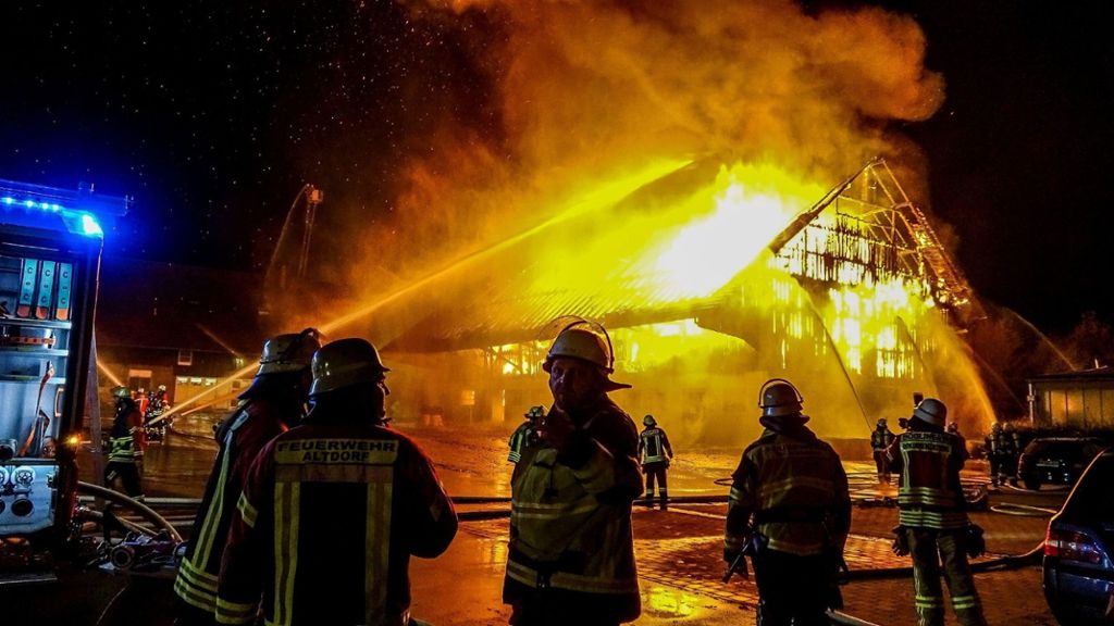 Ergänzungen: Schaden in Millionenhöhe vermutet: Großbrand auf Golfplatzgelände bei Holzgerlingen