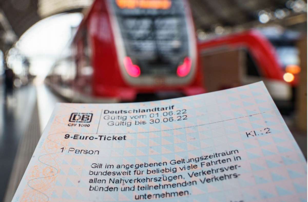 Ein frisch an einem Automaten der Deutschen Bahn erworbenes 9-Euro-Ticket, aufgenommen im Frankfurter Hauptbahnhof.  Damit können die Fahrgäste im Juni, Juli und August für jeweils 9 Euro bundesweit im öffentlichen Nah- und Regionalverkehr fahren. Foto: dpa/Frank Rumpenhorst