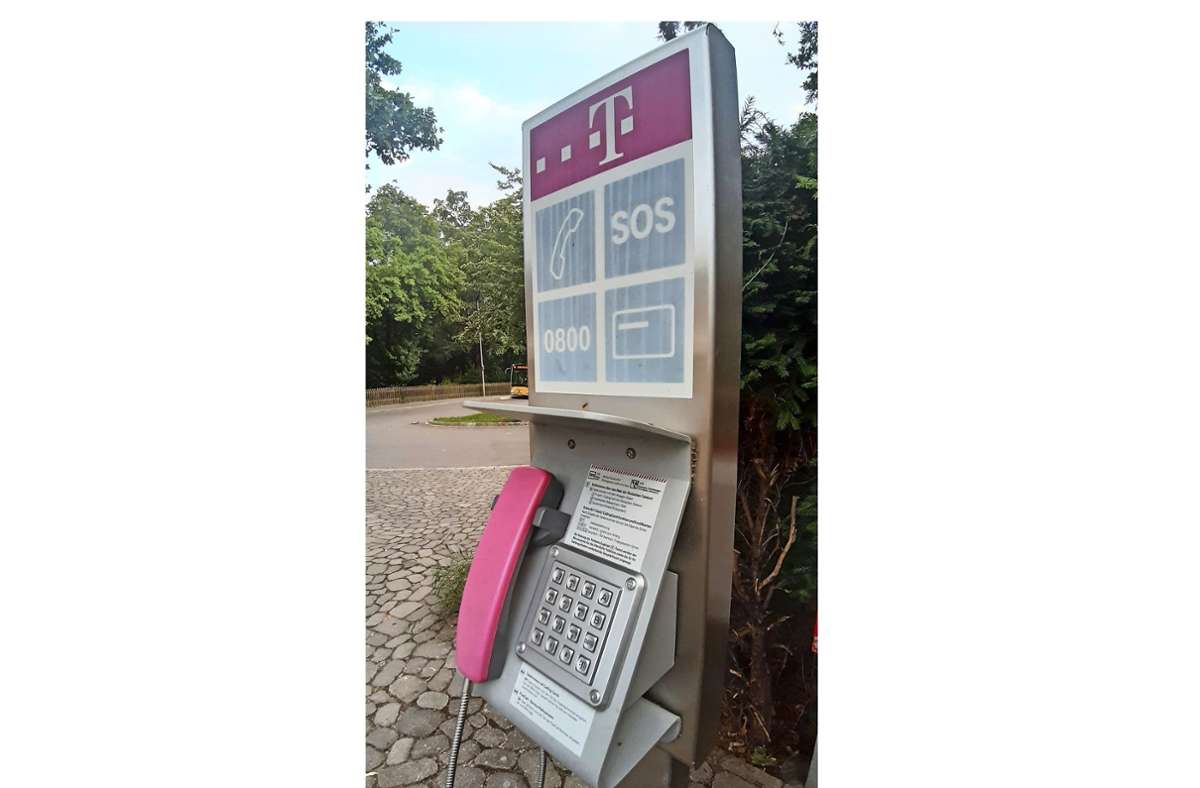 Ortsmitte Stuttgart-Uhlbach: Telefon wird abgebaut