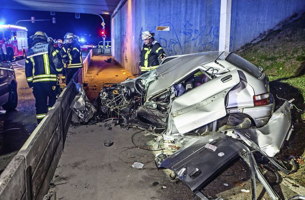 29-Jähriger wird   bei Unfall schwer verletzt – In Mettingen rast 19-Jähriger ins Brückengeländer: Horror-Unfall nach Flucht vor Polizei