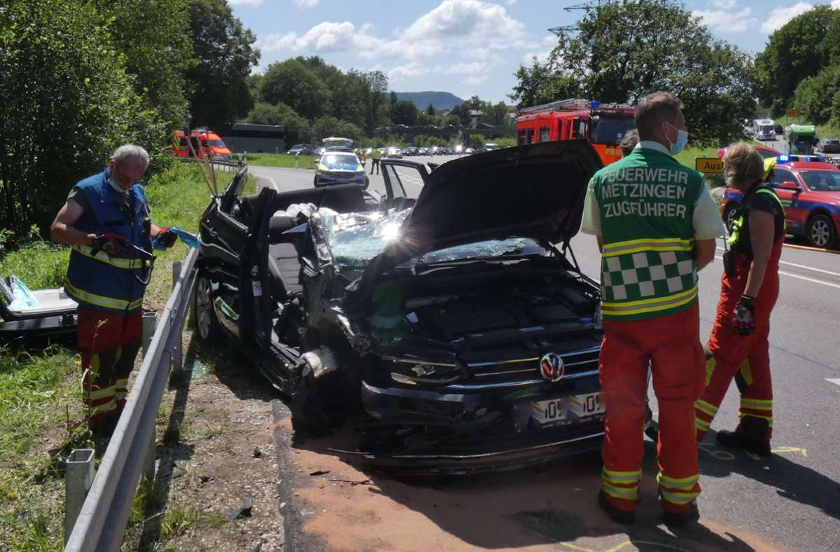 Unfall bei Metzingen: 84-jährige Autofahrerin gerät in Gegenverkehr – fünf Verletzte
