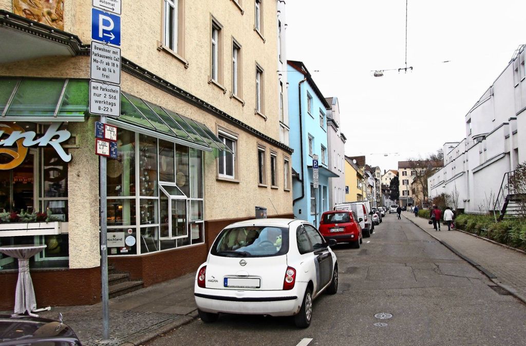 Kurzzeitparkbereich in der Sulzerrainstraße verwirrt Autofahrer: Mineralbadbesucher  von Parkschild irritiert