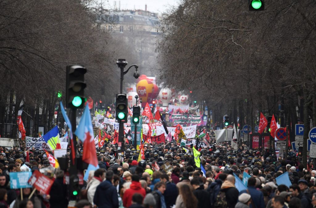 In Paris sind wieder Zehntausende Menschen gegen die geplante Rentenreform auf die Straße gegangen.