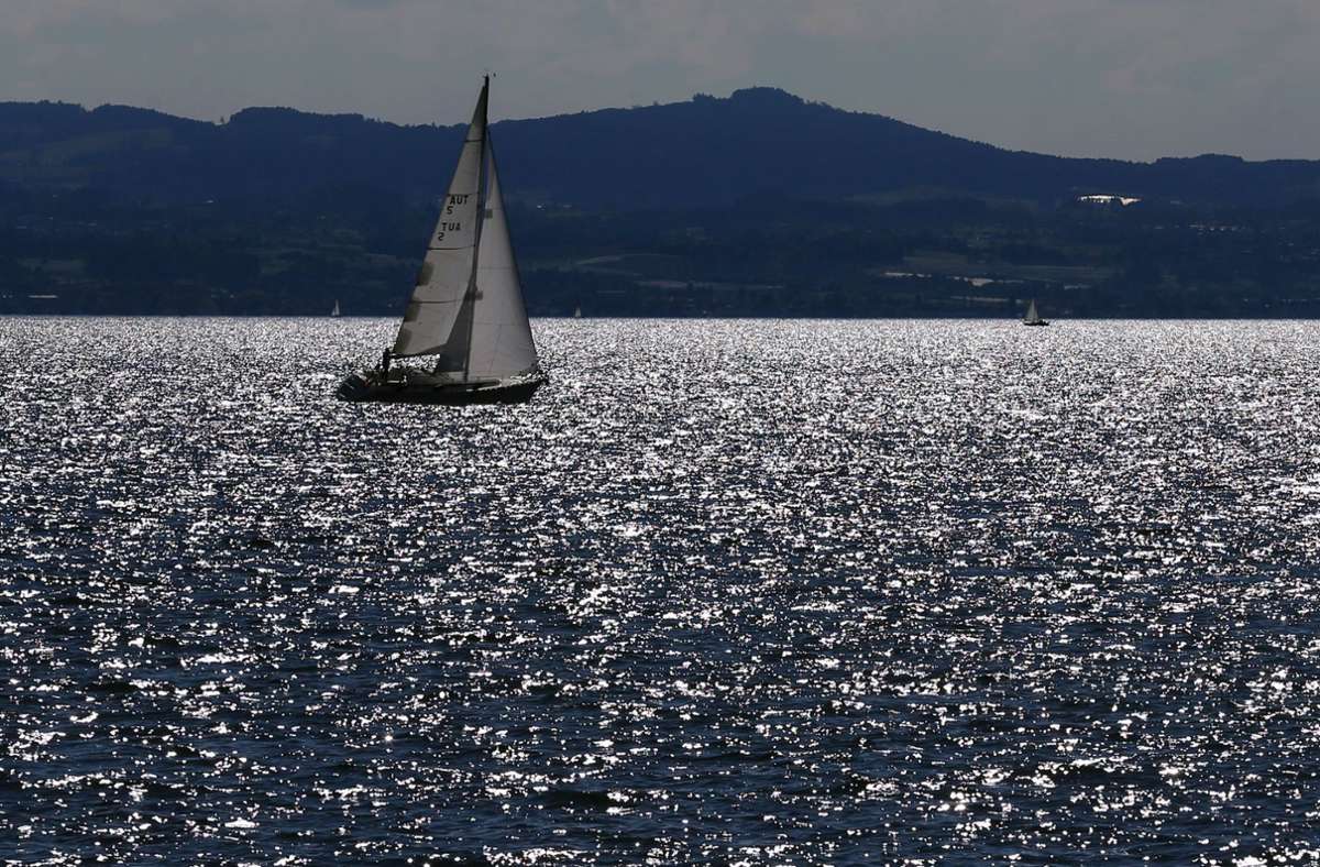 Vermisstensuchen rund um den  Bodensee: Herrenloses Segelboot entdeckt – Polizei sucht zwei Männer