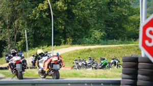 Motorrad fährt in Personengruppe – ein Toter