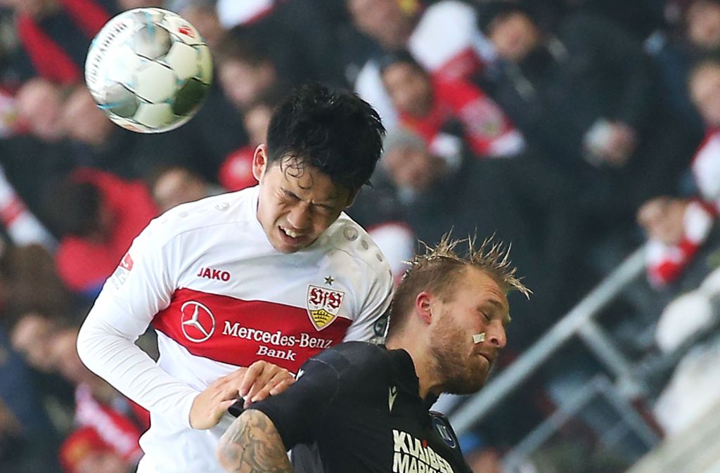 Voller Einsatz bei Wataru Endo (links) vom VfB Stuttgart im Derby gegen den Karlsruher SC.