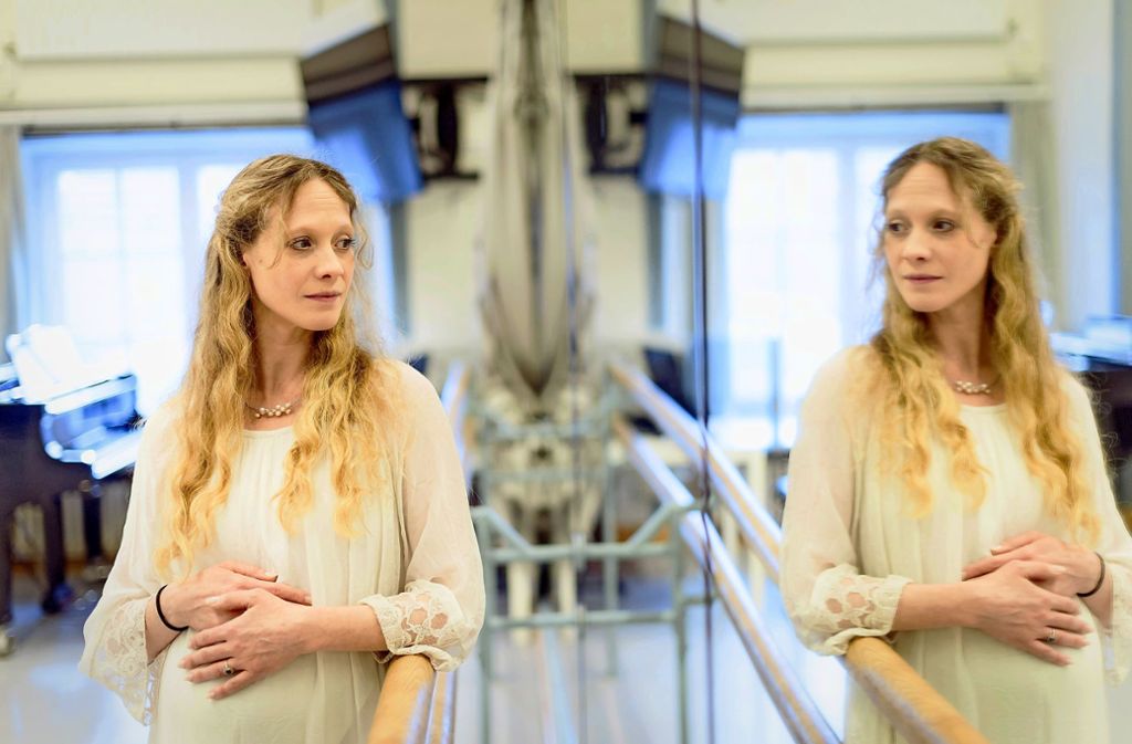 Alicia Amatriain steht vor dem Spiegel in einem Ballettsaal: Ende März erwartet die Erste Solistin des Stuttgarter Balletts ihr erstes Kind.