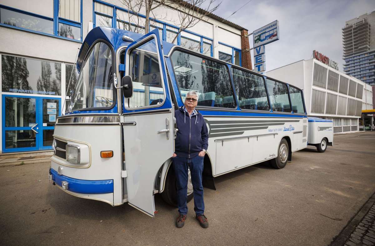 Auch mit 75 Jahren noch jeden Tag im Betrieb: Der langjährige Vetter-Chef Peter Makowiak  vor  einem sorgsam restaurierten Reisebus-Oldtimer