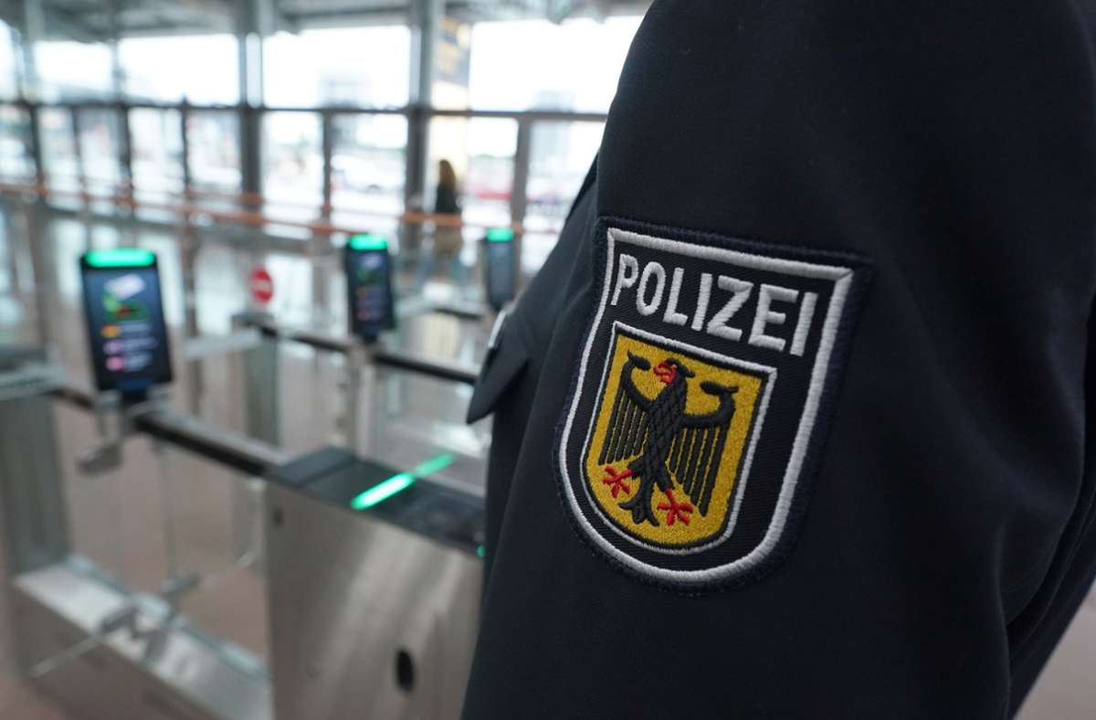 Flughafen Stuttgart: Mit Haftbefehl gesucht – Polizei nimmt 19-Jährigen fest