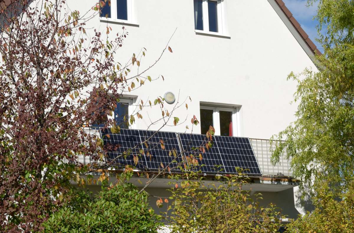Bis zu 600 Watt darf man derzeit mit einem sogenannten Stecker-Solarkraftwerk erzeugen. Nach den EU-Vorgaben wären bereits 800 Watt erlaubt. Foto: Thorsten Hettel
