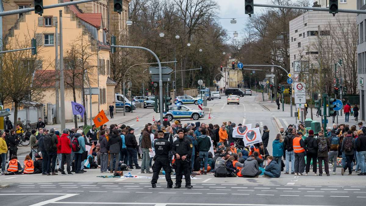 Demonstrationen: Klimaaktivisten protestieren mit Blockaden ohne Kleber