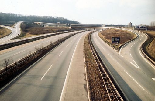 Der Ölpreisschock im Herbst 1973 – hier im Bild eine leere Autobahn während eines sonntäglichen Fahrverbots –    gab der Teuerung  einen weiteren Schub. Foto: dpa/Ossinger