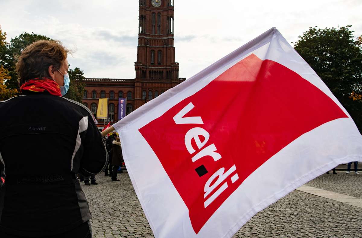Verdi lässt bald im privaten und öffentlichen Bankgewerbe die Flaggen wehen. Foto: dpa/Paul Zinken