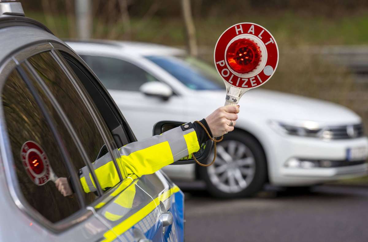 Verfolgungsjagd auf der Autobahn: Jagd auf Autodieb endet am Flughafen