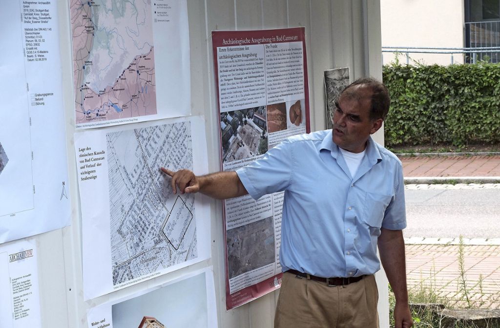 Andreas Thiel vom Landesamt für Denkmalpflege zeigt die  Grabungsstelle auf der Karte, nahe der bedeutenden römischen Straße nach Norden.