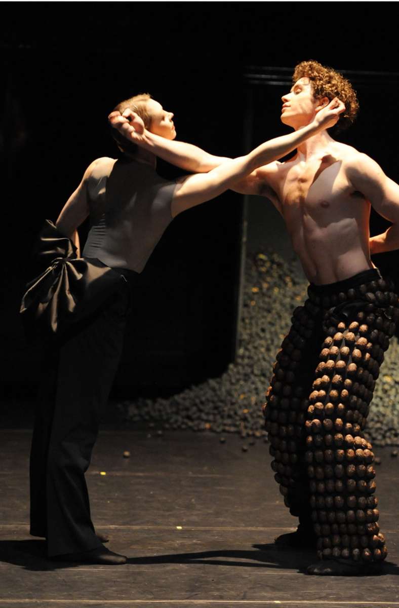 Mehrere abendfüllende Handlungsballette hat Marco Goecke inzwischen als Choreograf erarbeitet. Das erste war seine Version des Klassikers „Nussknacker“, der 2006 für das Stuttgarter Ballett entstand. Elena Tentschikowa und William Moore tanzten die Hauptrollen.