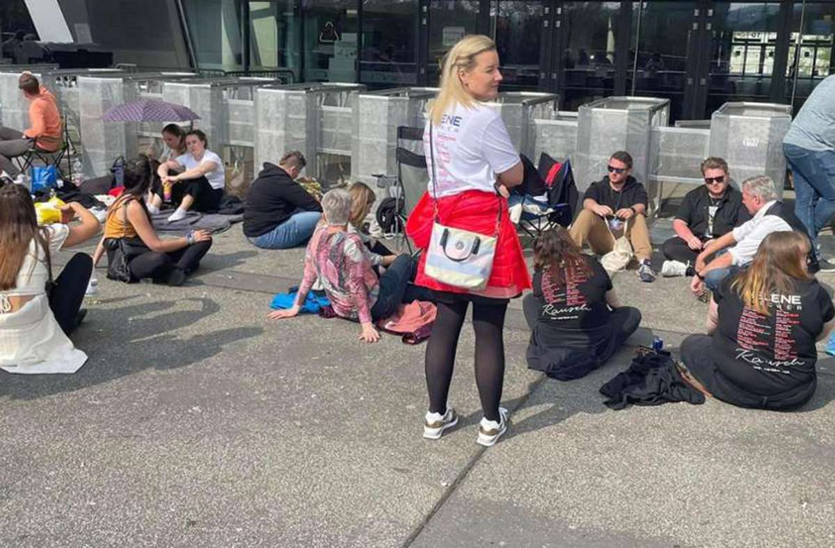 Helene Fischer in Stuttgart: Die ersten Fans warten seit 11 Uhr vor der Schleyerhalle