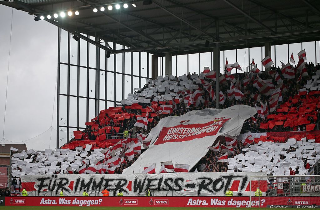 Die Stuttgarter Fans zeigen eine imposante Choreo vor dem Spiel.
