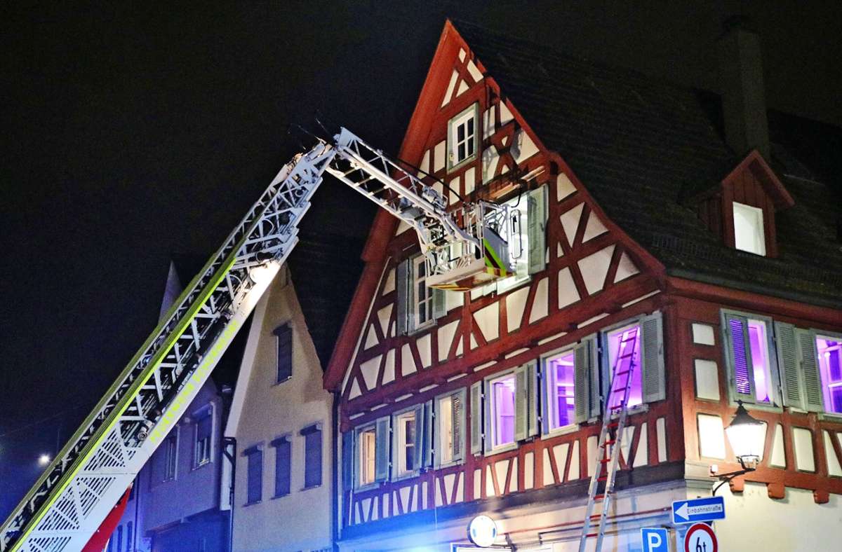 In Schorndorf mussten Bewohner über Leitern gerettet werden. Foto: 7aktuell/Kevin Lermer