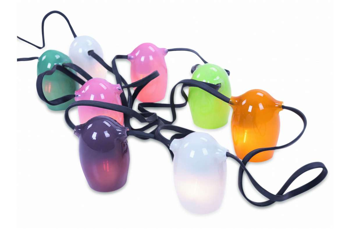 . . . und hier als hochwertige Lichterkette „Stringlight“: acht, in Reihe angebrachte Leuchten aus mundgeblasenem Glas von Weltevree, gesehen bei www.magazin.com