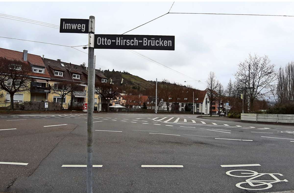 Die Kreuzung am Obertürkheimer Ortseingang soll zu einem Kreisverkehr umgebaut werden. Foto: Elke Hauptmann