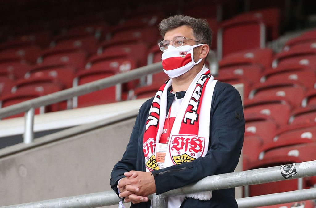 VfB-Präsident Claus Vogt schaute sich das Spiel im Stadion an – allein auf weiter Flur.