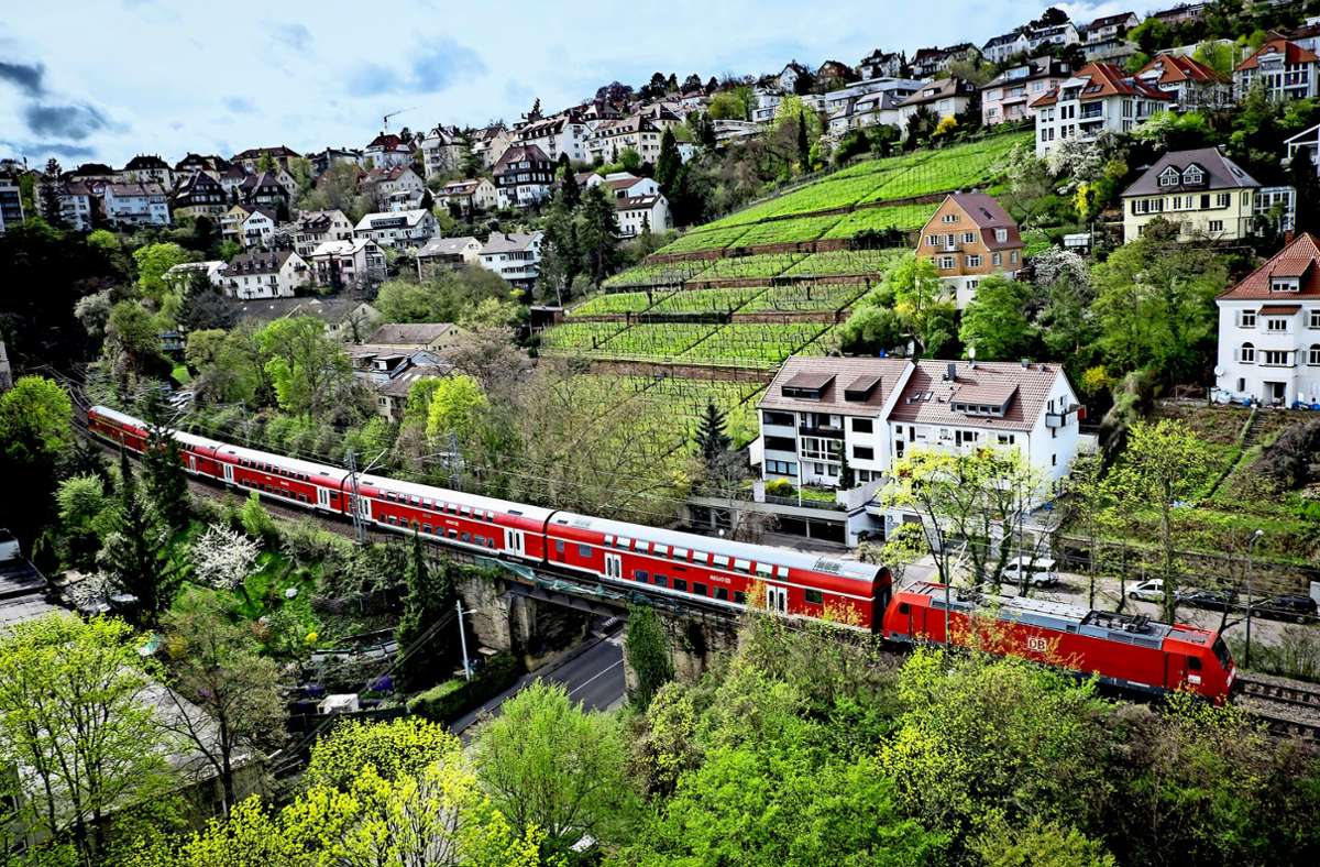 Die Panoramastrecke der Gäubahn wird bei Störungen im Bereich der S-Bahn-Stammstrecke Stuttgart auch von S-Bahnen genutzt. Foto: Lichtgut/Achim Zweygarth
