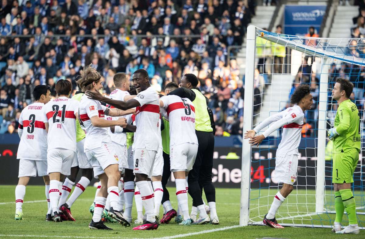 So sehen Sieger aus: Der VfB Stuttgart freut sich über wichtige Punkte im Abstiegskampf.