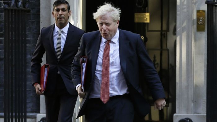 Johnson öffnet England und erntet Kritik