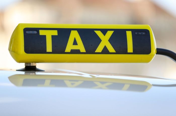 Vorfall in Mannheim: Zwei Männer ziehen Taxifahrer aus Auto und schlagen auf ihn ein