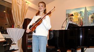 Junges Talent spielt auf alter Geige