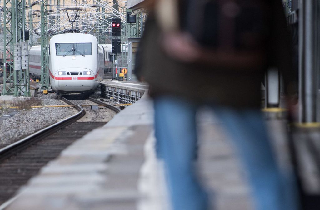 Der Generalstreik in Frankreich trifft auch Reisende aus Deutschland: Die Bahn rief dazu auf, sich im Internet zu informieren und bot eine kostenlose Umbuchung an. Foto: dpa/Sebastian Gollnow