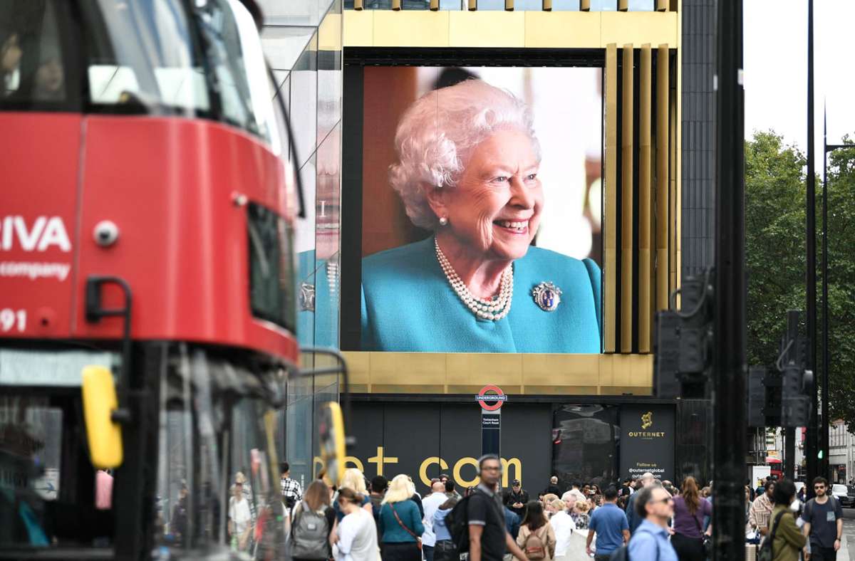 Millionen Menschen trauern nach dem Tod der Queen – doch es kommt auf Kritik auf. Foto: AFP/STEPHANE DE SAKUTIN