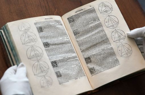 „Divina porportione“ heißt dieses 1509 in Venedig gedruckte Werk  des  Mathematikers Luca Pacioli, dessen  Schüler  Leonardo da Vinci (1452-1519) zahlreiche Zeichnungen dafür anfertigte. Schätzpreis:  80 000 Euro. Foto: dpa/Marcus Brandt