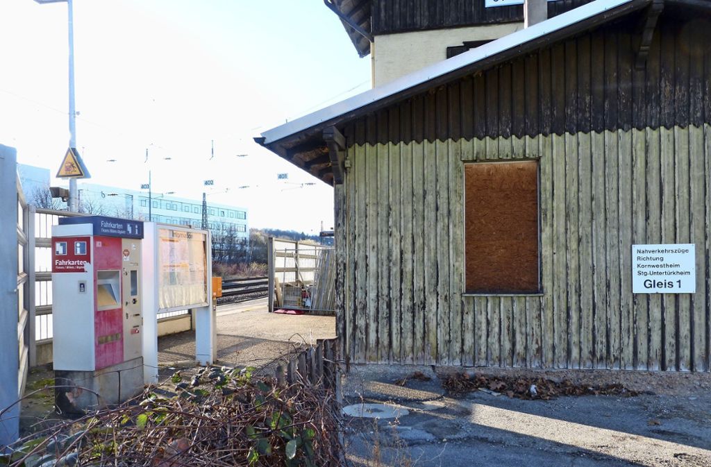 Die Holzfassade des Bahnhofsgebäudes ist in einem miserablen Zustand.