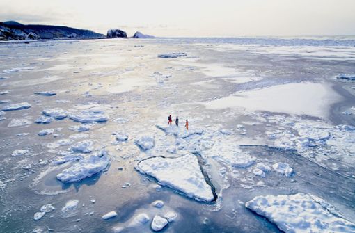 „Drift Ice Walks“ – Wandern auf dicken Eisplatten vor der Shiretoko-Halbinsel im Nordosten von Hokkaido. Foto: (c) JNTO