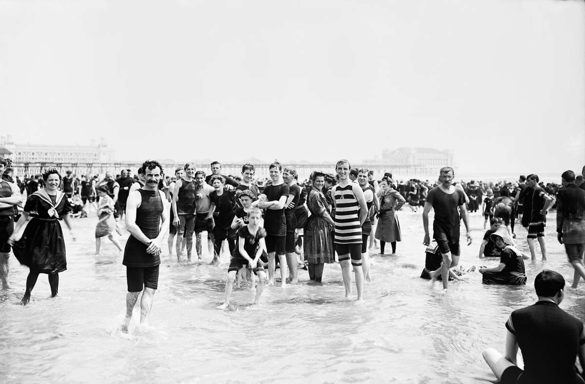 Bitte recht züchtig: Bademoden  um 1900 am Strand von Atlantic City (USA)