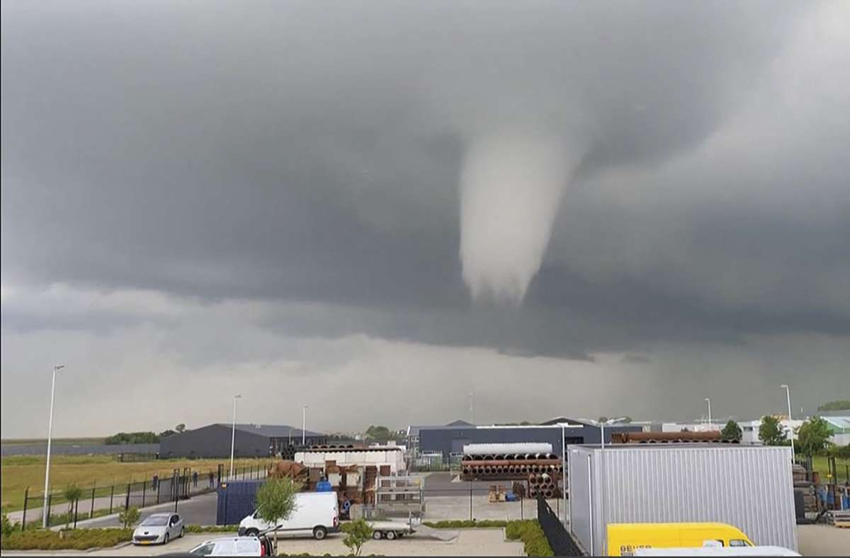 Ein Tornado hat beträchtlichen Schaden in der Stadt Zierikzee in den Niederlanden angerichtet.